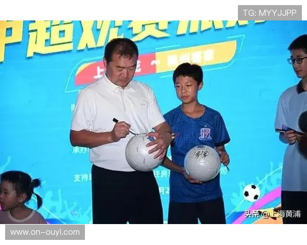 小球迷场边模仿进球庆祝,家庭观赛成中超风景 小球迷场边模仿进球庆祝,家庭观赛成中超风景