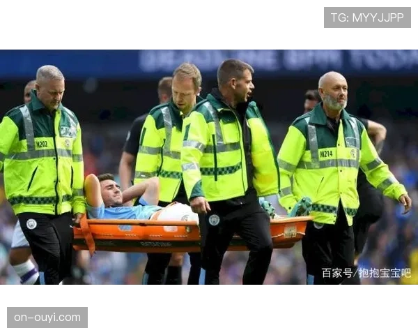 暴雨致场地积水，英超布莱顿主场工作人员紧急处理排水